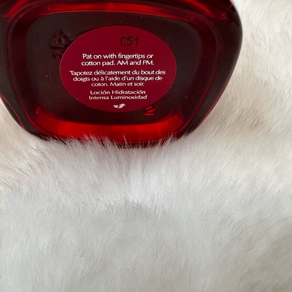 Estee Lauder Nutritious Radiant Energy Lotion - Vibrant Red - Picture 4 of 5